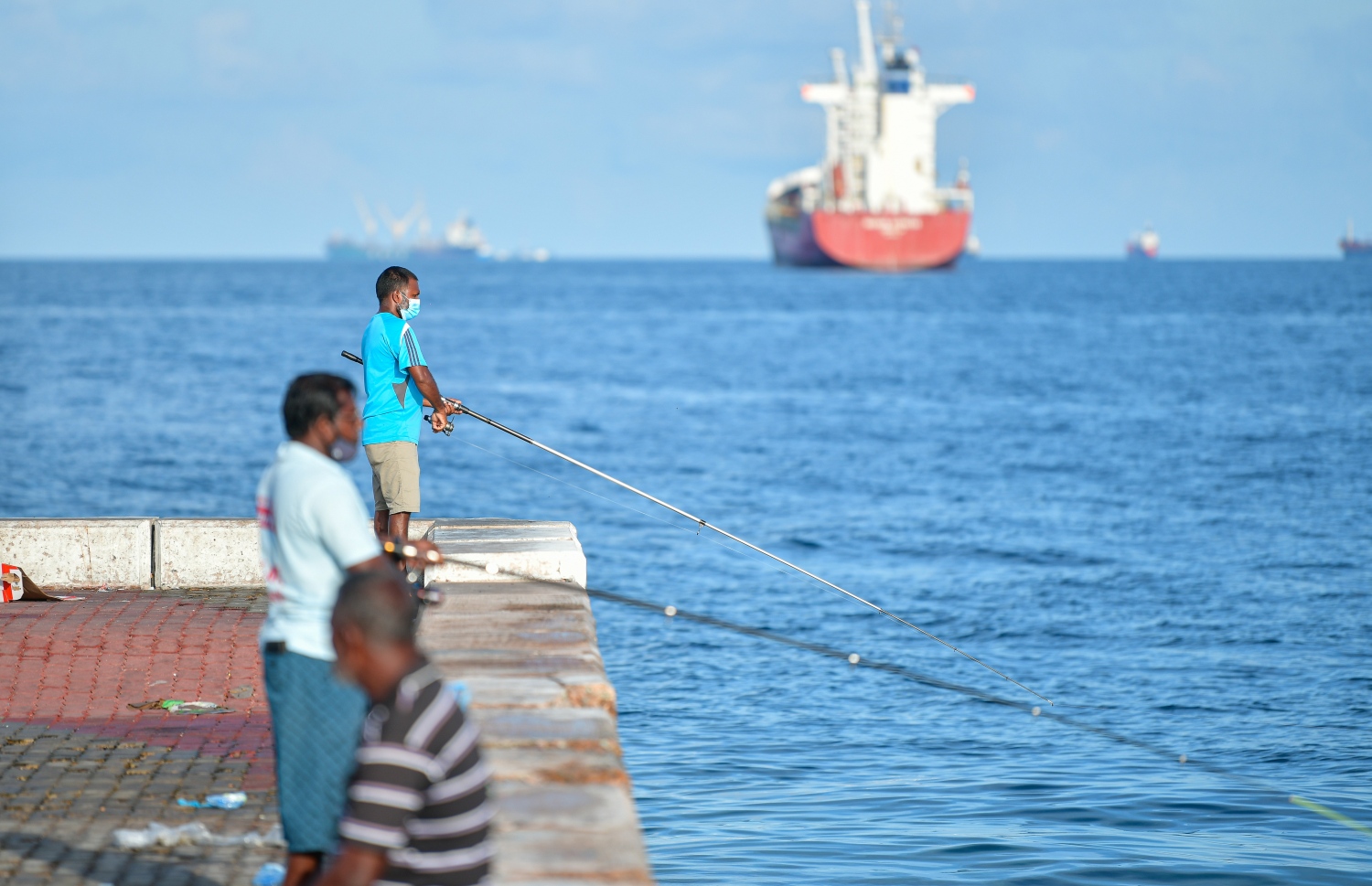 މަސް މާރުކޭޓު ސަރަހައްދުގައި ދެ މީހަކު މަސް ބާނަނީ .-- ފޮޓޯ/ އަހުމަދު އަވްޝަން އިލްޔާސް