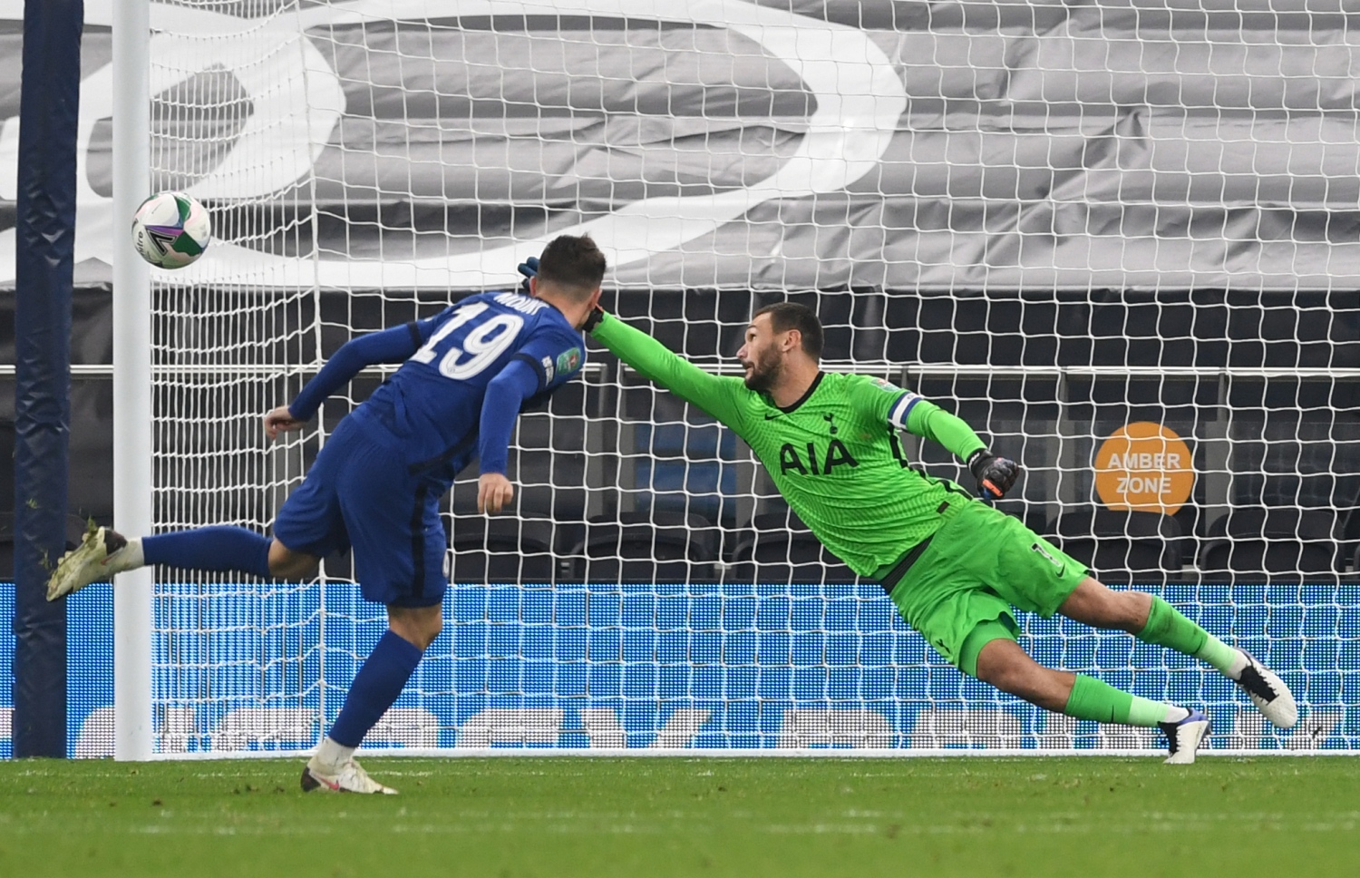 ޗެލްސީގެ މައުންޓް ފޮނުވާލި ޕެނަލްޓީ ގޯލުގެ އަރިމަތިން ބޭރަށް ދަނީ.-- ފޮޓޯ: އޭއެފްޕީ