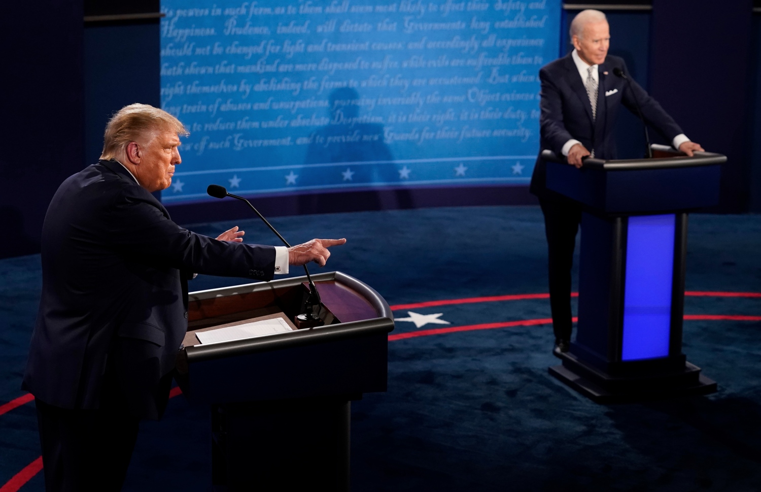 އެމެރިކާގެ މި އަހަރުގެ ރިޔާސީ އިންތިޚާބުގެ ފުރަތަމަ ބަހުސްގައި ރައީސް ޑޮނަލްޑް ޓްރަމްޕް ވާހަކަ ދައްކަވާ އިރު ޑިމޮކްރެޓިކް ކެންޑިޑޭޓް ޖޯ ބައިޑަން އަޑުއައްސަވަނީ. --ފޮޓޯ:އޭއެފްޕީ