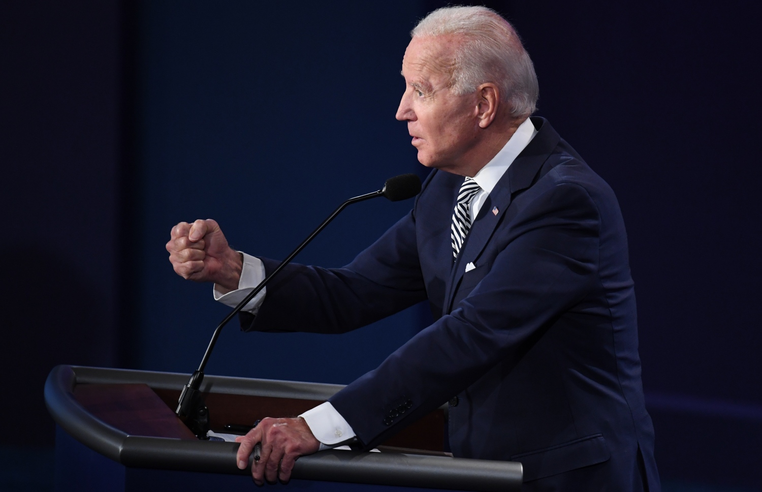 އެމެރިކާގެ މި އަހަރުގެ ރިޔާސީ އިންތިޚާބުގެ ފުރަތަމަ ބަހުސްގައި ޑިމޮކްރެޓިކް ކެންޑިޑޭޓް ޖޯ ބައިޑަން ވާހަކަ ދައްކަވަނީ. --ފޮޓޯ:އޭއެފްޕީ