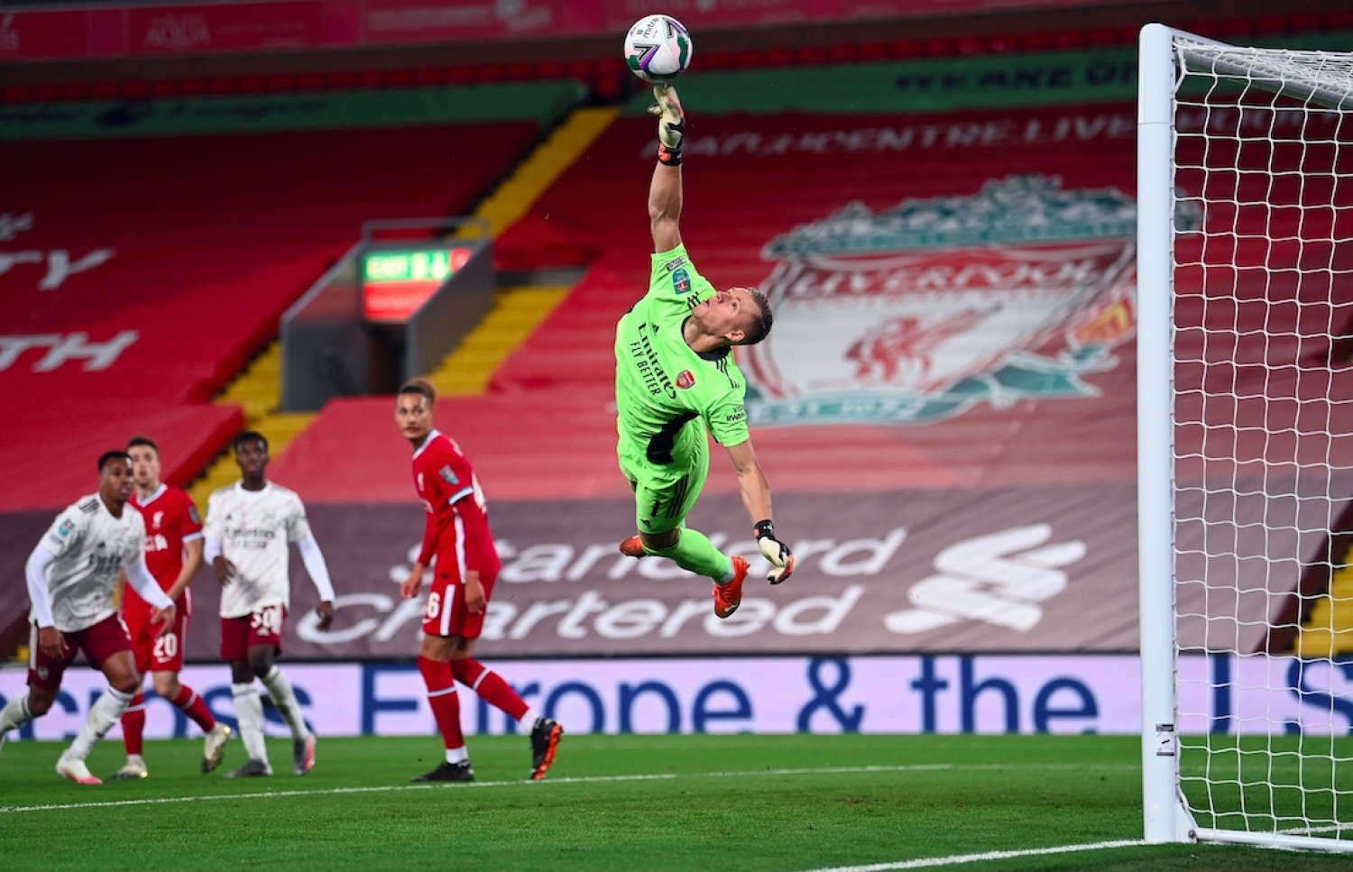 ލިވަޕޫލްގެ ގްރުޔިޗް ބޮލުން ޖެހި ބޯޅައެއް އާސެނަލްގެ ކީޕަރު ލެނޯ މަތަކުރަނީ.-- ފޮޓޯ: އޭއެފްޕީ