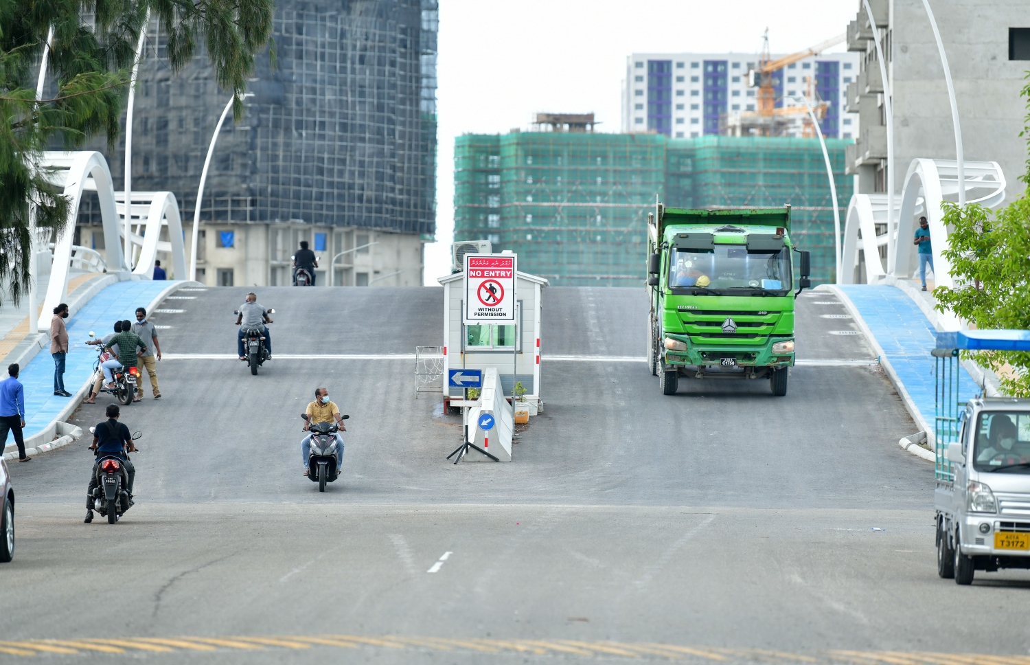 ހުޅުމާލެ ދެވަނަ ފިޔަވަހީގެ ބްރިޖެއްގެ މަތިން ބޮޑު ލޮރީއެއް ދުއްވާފައި ދަނީ: ބިޑް އުސޫލުން ހުޅުމާލޭގައި ހެވީ ވެހިކަލް ޕާކުކުރާނެ ޖާގަ ކުއްޔަށް ދިނުމަށް ވަނީ ނިންމައިފައި -- ފޮޓޯ: ނިޝާން އަލީ | މިހާރު
