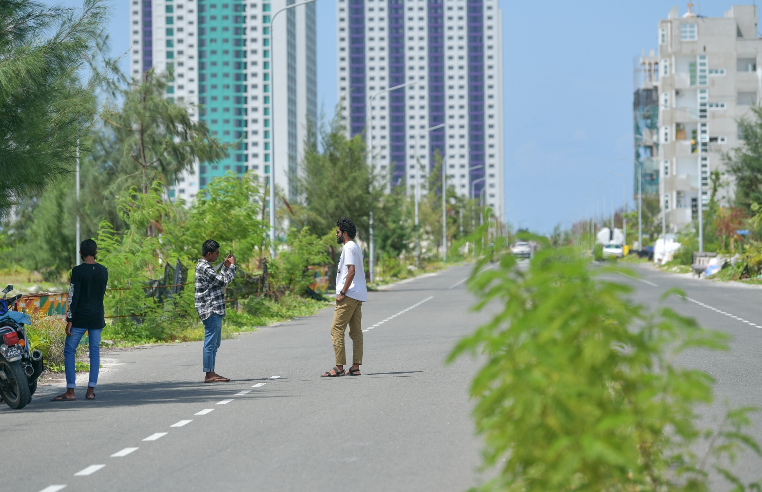މާލެ: 02 އޮކްޓޯބަރ 2020: ހުޅުމާލޭގެ ދެވަނަ ފިޔަވަހީގެ އާންމުންނަށް ވަދެވޭ ގޮތަށް ހުޅުވާލާފައިވާ ސަރަހައްދުގައި ބަޔަކު ފޮޓޯ ނަގަނީ--. ފޮޓޯ:ނިޝާން އަލީ/މިހާރު