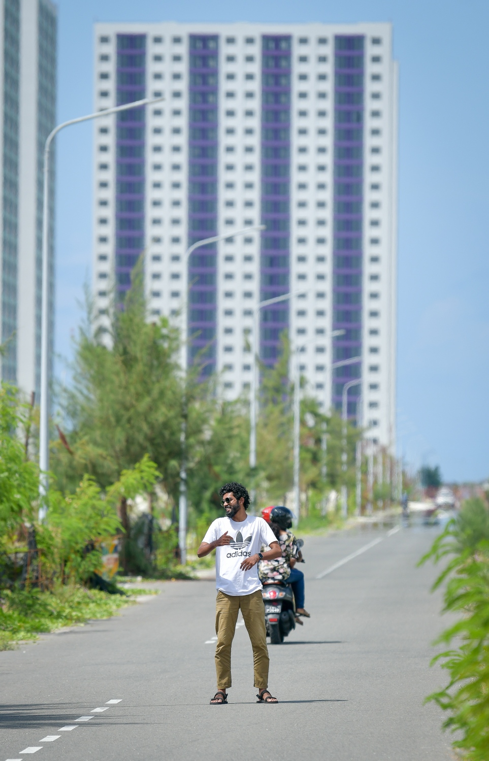 މާލެ: 02 އޮކްޓޯބަރ 2020: ހުޅުމާލޭގެ ދެވަނަ ފިޔަވަހީގެ އާންމުންނަށް ވަދެވޭ ގޮތަށް ހުޅުވާލާފައިވާ ސަރަހައްދުގައި ބަޔަކު ފޮޓޯ ނަގަނީ--. ފޮޓޯ:ނިޝާން އަލީ/މިހާރު