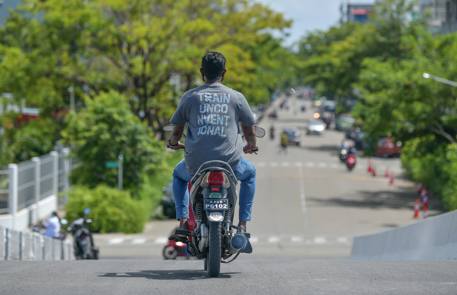 މާލެ: 02 އޮކްޓޯބަރ 2020: ހުޅުމާލޭގެ ދެވަނަ ފިޔަވަހީގެ ބްރިޖެއް މަތިން މީހަކު ސައިކަލުގައި ދަނީ، ވަކި ސަރަހައްދަކަށް އާންމުންނަށް ވަދެވޭ ގޮތަށް ހުޅުމާލެ ދެވަނަ ފޭސް ވަނީ ހުޅުވާލާފައި--. ފޮޓޯ:ނިޝާން އަލީ/މިހާރު