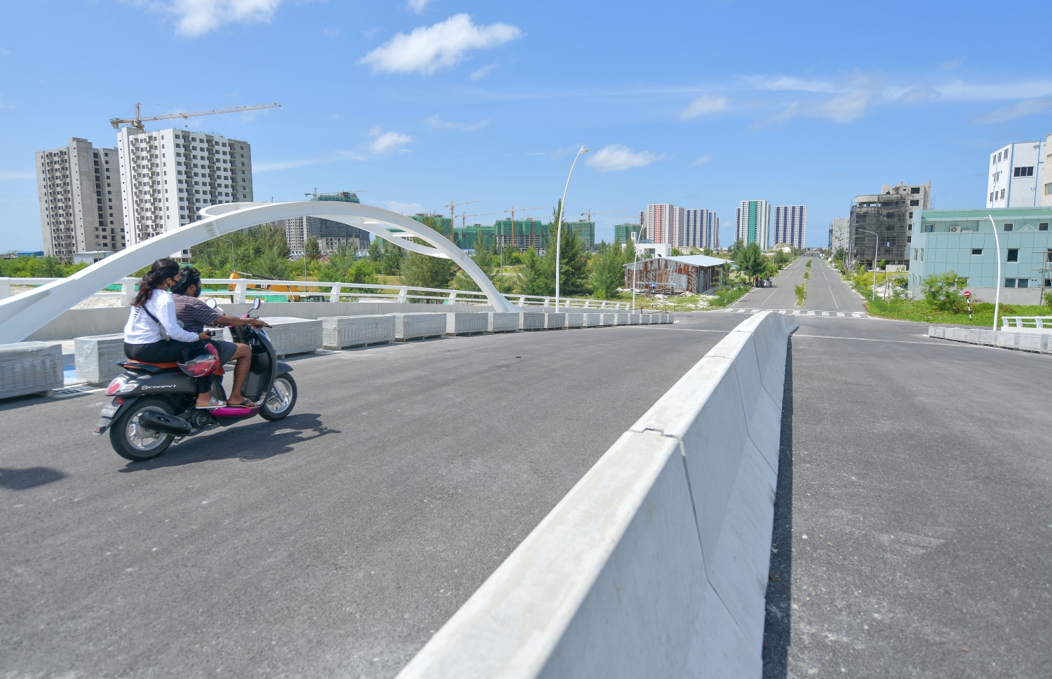 މާލެ: 02 އޮކްޓޯބަރ 2020: ހުޅުމާލޭގެ ދެވަނަ ފިޔަވަހީގެ ބްރިޖެއް މަތިން ބަޔަކު ސައިކަލުގައި ދުއްވާފައި ދަނީ، ވަކި ސަރަހައްދަކަށް އާންމުންނަށް ވަދެވޭ ގޮތަށް ހުޅުމާލެ ދެވަނަ ފޭސް ވަނީ ހުޅުވާލާފައި--. ފޮޓޯ:ނިޝާން އަލީ/މިހާރު