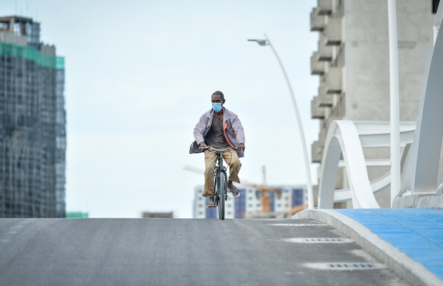 މާލެ: 02 އޮކްޓޯބަރ 2020: ހުޅުމާލޭގެ ދެވަނަ ފިޔަވަހީގެ ބްރިޖެއް މަތިން ބައިސިކަލްގައި މީހަކު ދަނީ، ވަކި ސަރަހައްދަކަށް އާންމުންނަށް ވަދެވޭ ގޮތަށް ހުޅުމާލެ ދެވަނަ ފޭސް ވަނީ ހުޅުވާލާފައި--. ފޮޓޯ:ނިޝާން އަލީ/މިހާރު