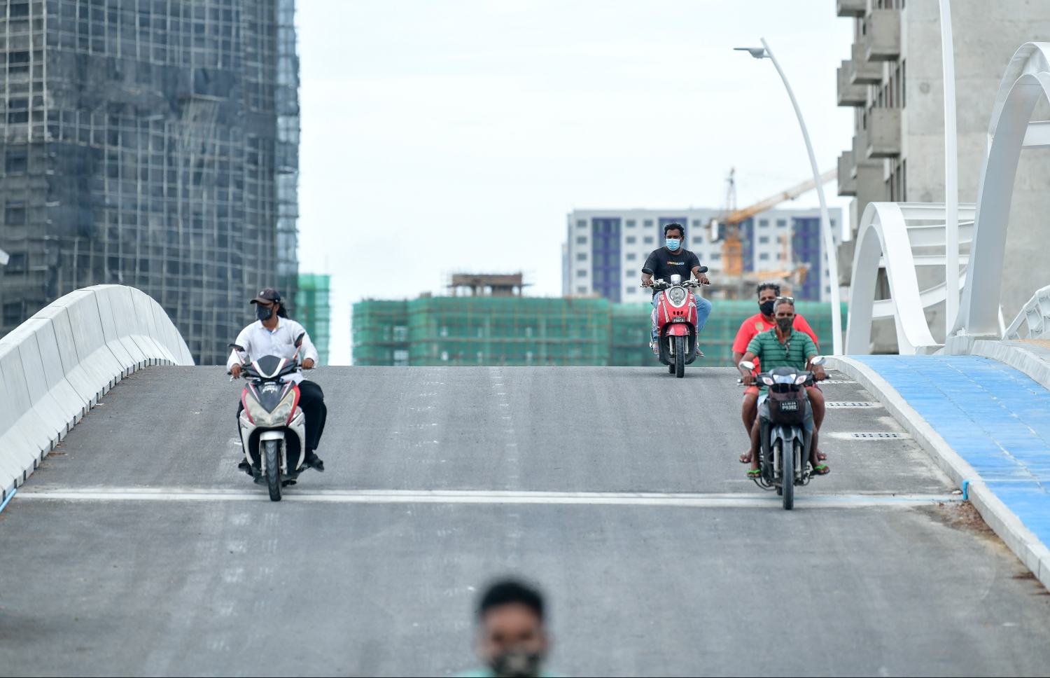 މާލެ: 02 އޮކްޓޯބަރ 2020: ހުޅުމާލޭގެ ދެވަނަ ފިޔަވަހީގެ ބްރިޖެއް މަތިން ބަޔަކު ސައިކަލުގައި ދުއްވާފައި ދަނީ، ވަކި ސަރަހައްދަކަށް އާންމުންނަށް ވަދެވޭ ގޮތަށް ހުޅުމާލެ ދެވަނަ ފޭސް ވަނީ ހުޅުވާލާފައި--. ފޮޓޯ:ނިޝާން އަލީ/މިހާރު