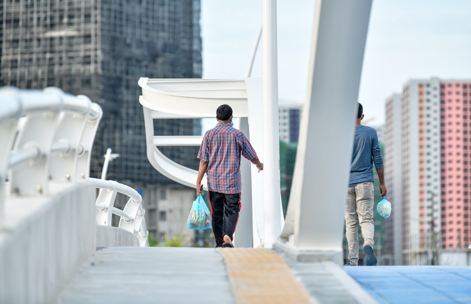 މާލެ: 02 އޮކްޓޯބަރ 2020: ހުޅުމާލޭގެ ދެވަނަ ފިޔަވަހީގެ ބްރިޖެއް މަތިން ބަޔަކު ހިނގާފައި ދަނީ، ވަކި ސަރަހައްދަކަށް އާންމުންނަށް ވަދެވޭ ގޮތަށް ހުޅުމާލެ ދެވަނަ ފޭސް ވަނީ ހުޅުވާލާފައި--. ފޮޓޯ:ނިޝާން އަލީ/މިހާރު