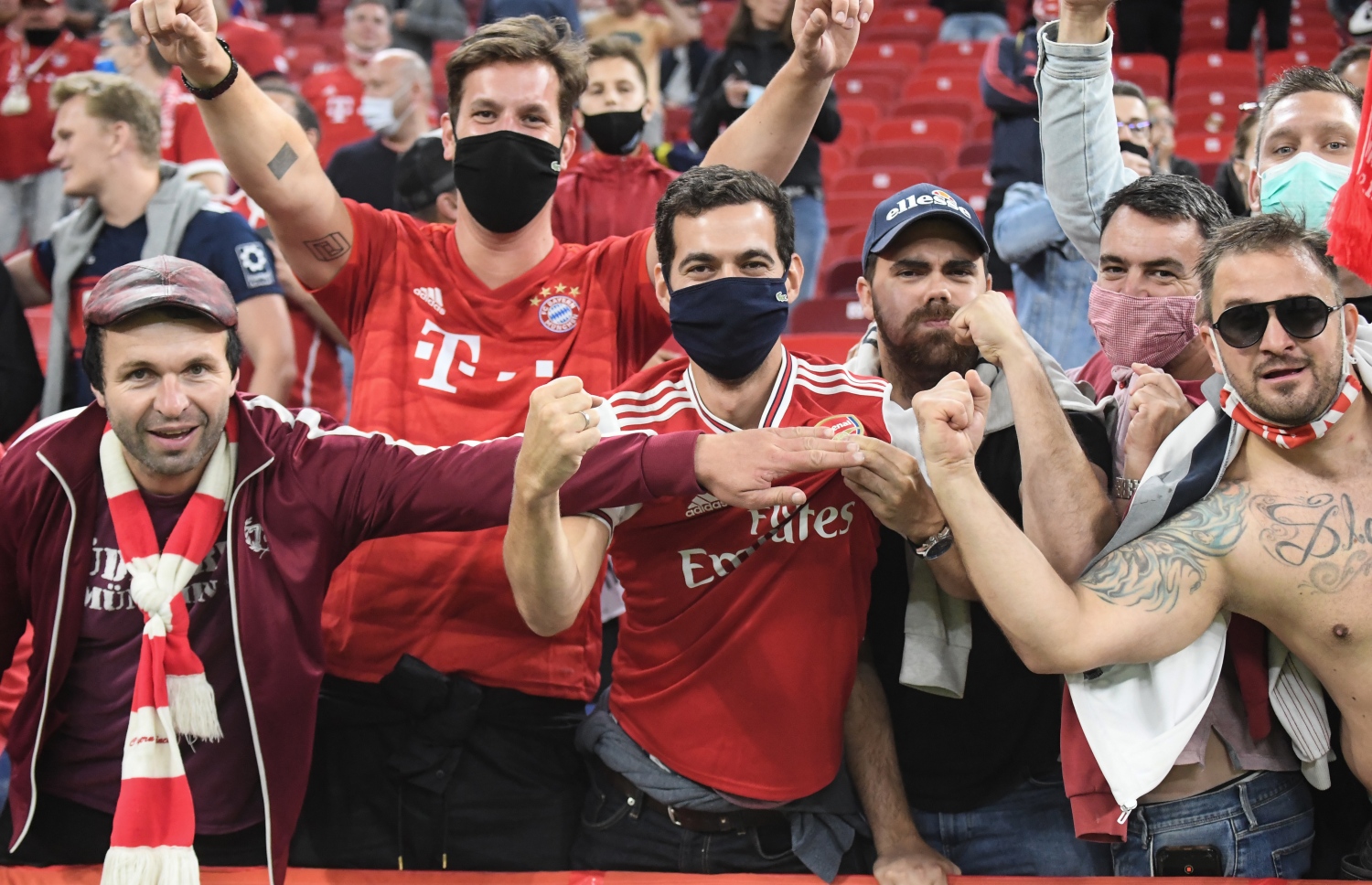 ސުޕަ ކަޕް މެޗު ބަލަން ވަދެ ތިބި ބައެއް ސަޕޯޓަރުން އުފާފާޅުކުރަނީ.-- ފޮޓޯ: އޭއެފްޕީ