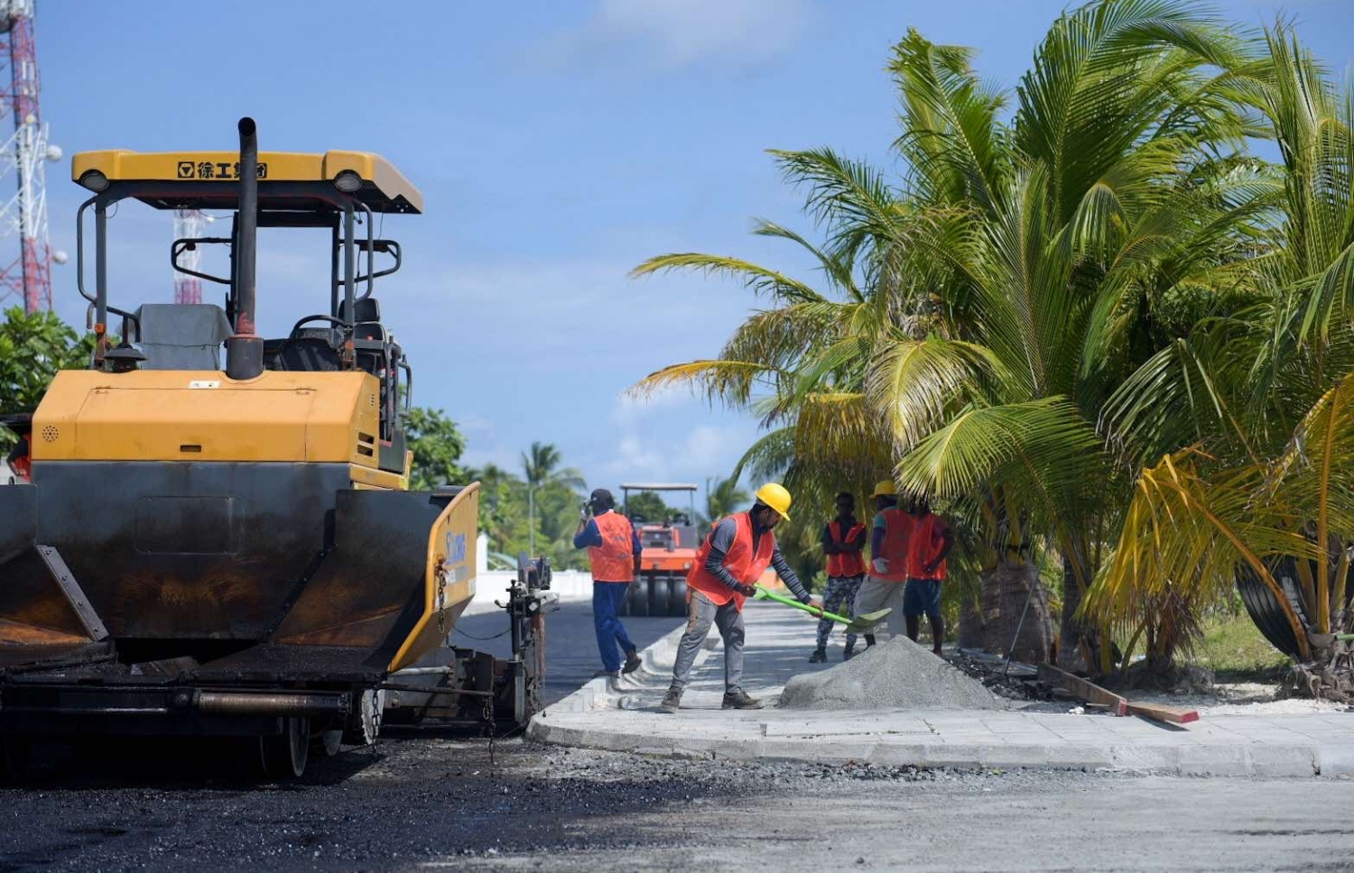 ދުވާފަރުގެ ތާރުއެޅުމުގެ މަސައްކަތް އެމްޓީސީސީގެ މުވައްޒަފުންތަކެއް ކުރަނީ -- ފޮޓޯ: އެމްޓީސީސީ