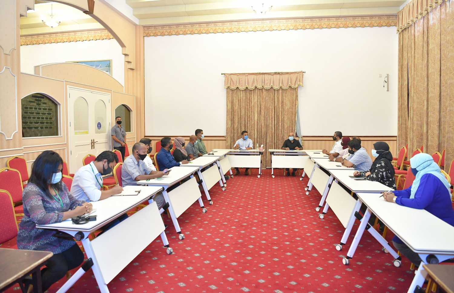 ކޮވިޑުން އަރައިގަތުމުގެ މަސައްކަތް ހިންގި އެޗްއީއޯސީގެ ބައްދަލުވުމެއްގައި ނައިބު ރައީސް ބައިވެރިވެވަޑައިގަންނަވަނީ. މިތަނުގެ އޮޕަރޭޝަންތައް ގާތުން ބައްލަވަން ރައީސް ހަވާލުކުރެއްވި އެއް ބޭފުޅަކީ ނައިބު ރައީސް. -- ފޮޓޯ | ރައީސް އޮފީސް