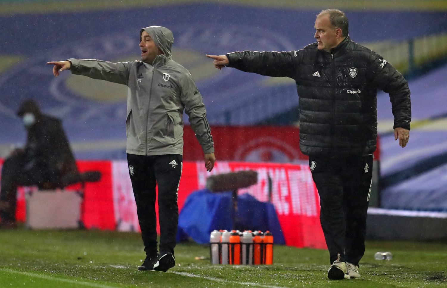 މެޗުގެ ތެރެއިން ލީޑްސްގެ ކޯޗު ބިއެލްސާ (ކ) އާއި ސިޓީގެ ކޯޗު ގާޑިއޯލާ ކުޅުންތެރިންނަށް ބުނެދެނީ.-- ފޮޓޯ: އޭއެފްޕީ