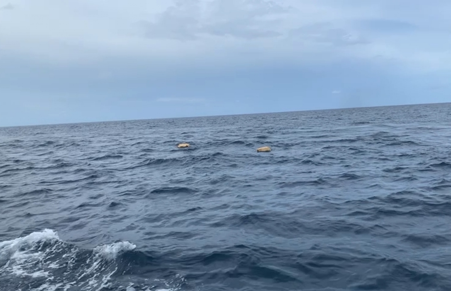 މަސްތުވާތަކެތި އުފުލި ޑިންގީ އަތުލަން ދާން ފެށުމުން، މަސްތުވާތަކެތި ހުރި ބައެއް ގޯނިތައް މޫދަށް އުކާލާފައި