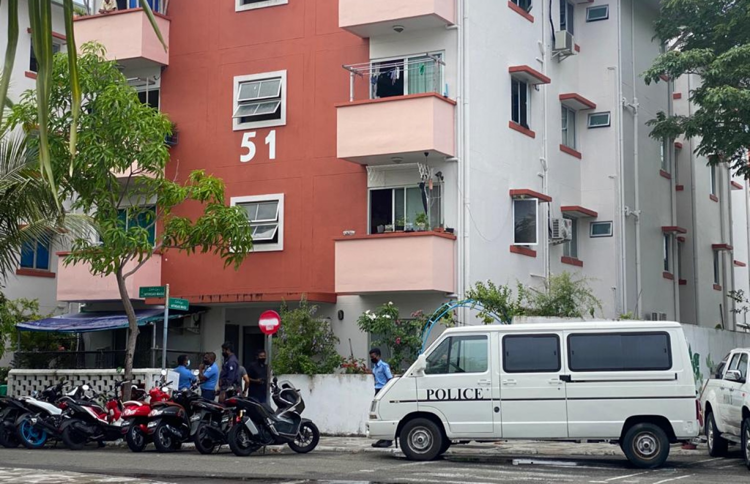 ހުޅުމާލޭގައި ފުލުހުން މިއަދު ބަލައި ފާސްކުރުމުގެ އޮޕަރޭޝަނެއް ހިންގަނީ. -- ފޮޓޯ: މިހާރު