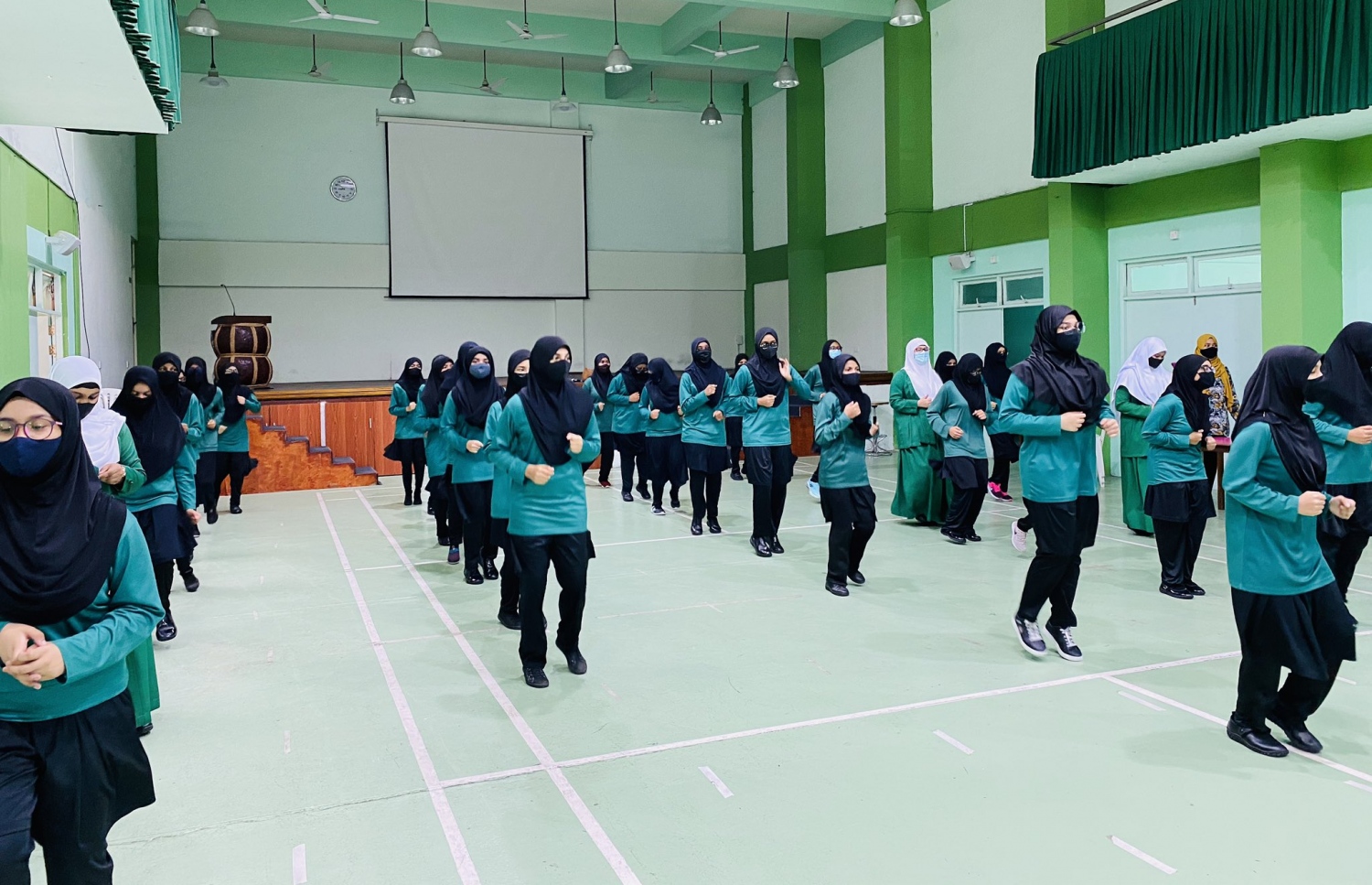 އަރަބިއްޔާ ސްކޫލުގެ ދަރިވަރުންތަކެއް، އެ ސްކޫލުގެ ހޯލުގައި ބޭއްވި ހަރަކާތެއްގައި ބައިވެރިވަނީ.-- ފޮޓޯ: އެޑިއުކޭޝަން މިނިސްޓްރީ