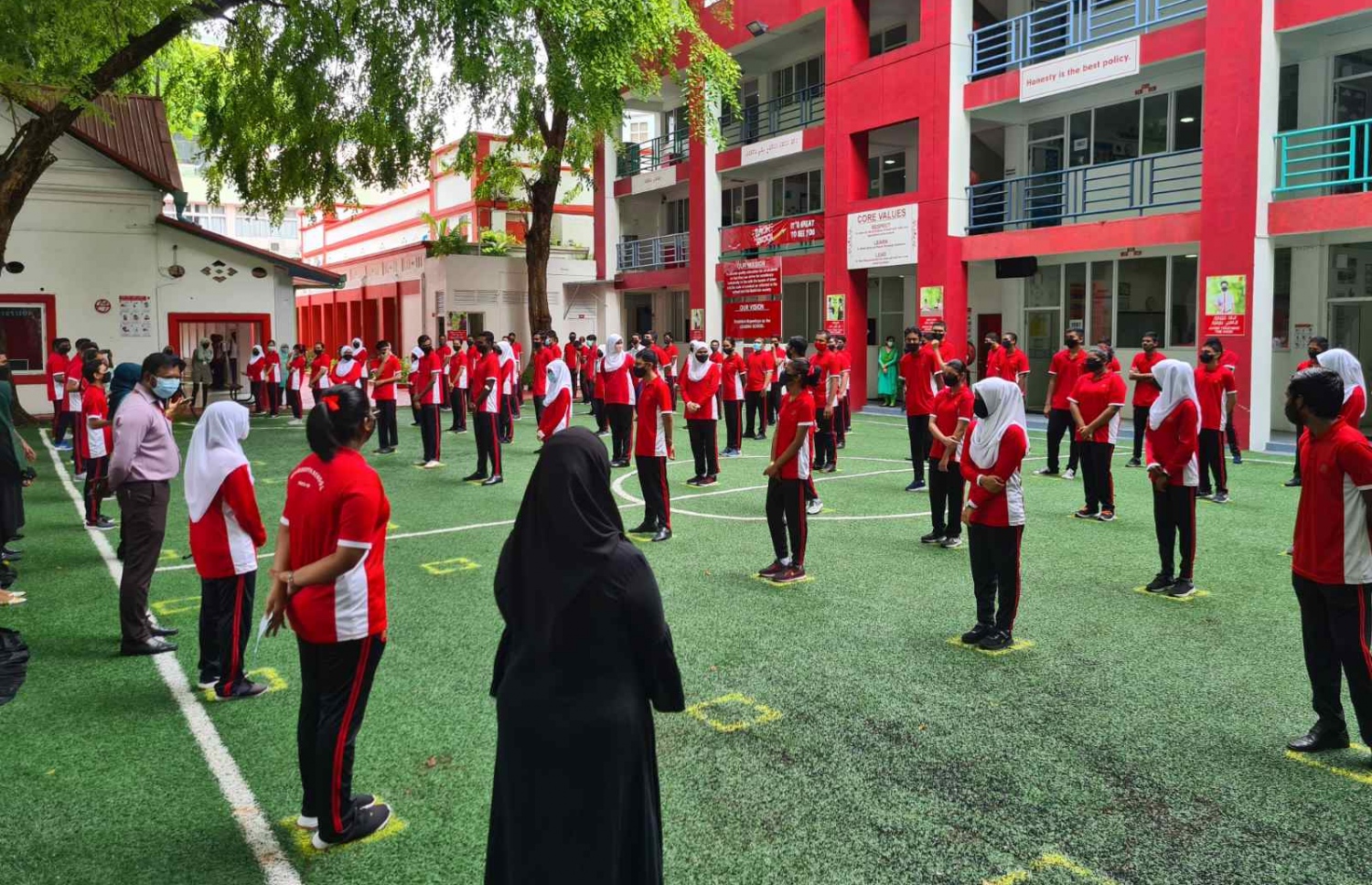 މަޖީދިއްޔާ ސްކޫލުގެ ދަރިވަރުންތަކެއް، އެ ސްކޫލުގެ ގޯތިތެރޭގައި ބޭއްވި ހަރަކާތެއްގައި ބައިވެރިވަނީ.-- ފޮޓޯ: އެޑިއުކޭޝަން މިނިސްޓްރީ