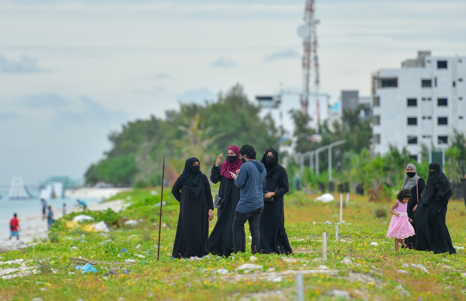 ހުޅުމާލެ: އޮކްޓޫބަރު 2، 2020- ހުޅުމާލޭގެ ދެވަނަ ފިޔަވަހި ބަލައިލަން މިއަދު ހަވީރު ދިޔަ ބަޔަކު ބީޗު ސަރަހައްދުގައި މަޑުކޮށްލައިގެން.---ފޮޓޯ: އަހުމަދު އަވްޝަން/މިހާރު