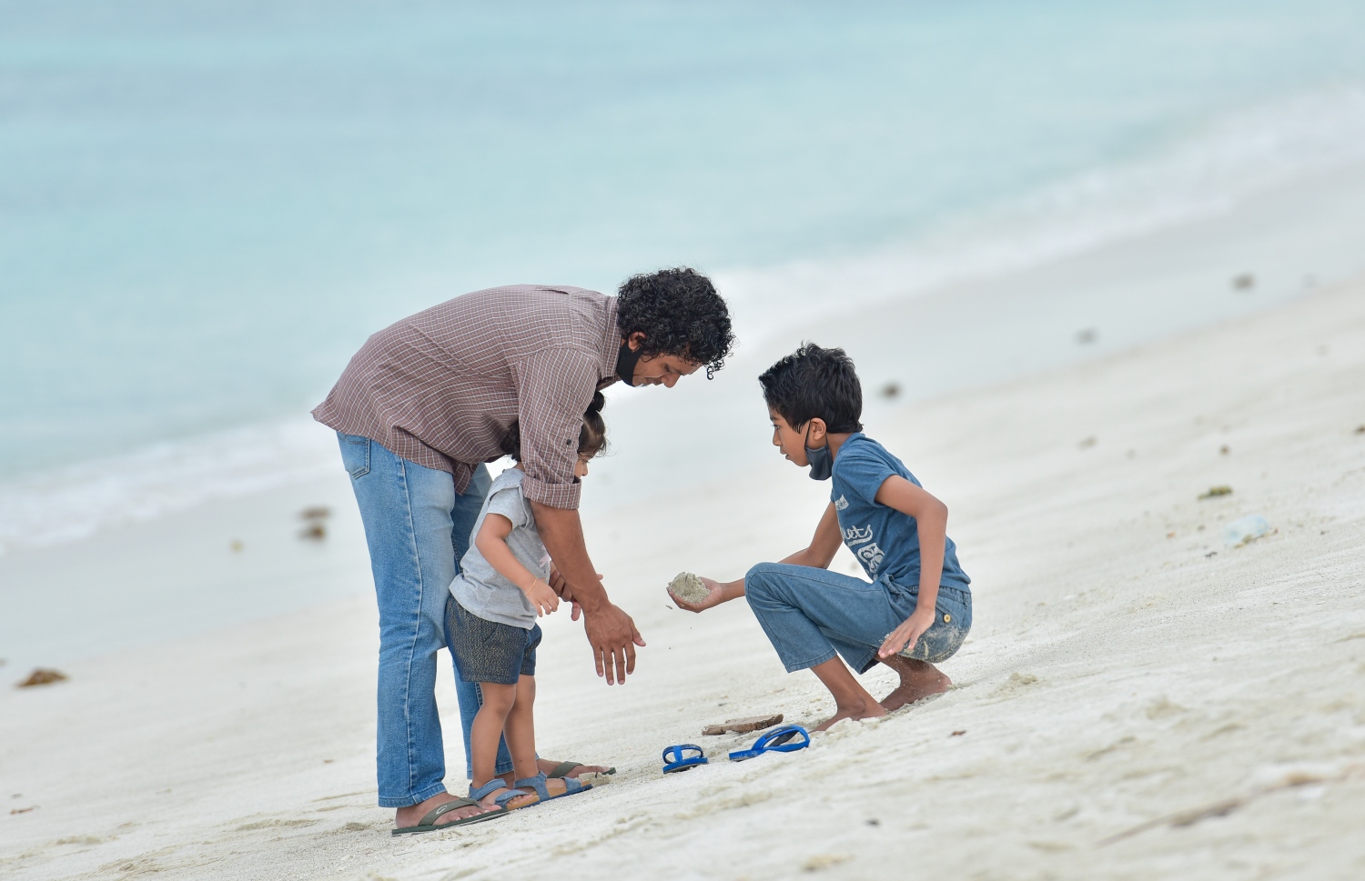 ހުޅުމާލެ: އޮކްޓޫބަރު 2، 2020- ހުޅުމާލޭގެ ދެވަނަ ފިޔަވަހި ބަލައިލަން މިއަދު ހަވީރު ދިޔަ ކުޑަ ދެ ކުއްޖަކު، އޭނާގެ އާއިލާގެ މީހަކާ އެކު ވެއްޔާ ކުޅެނީ: ދެވަނަ ފިޔަވަހީގެ ގިނަ މަގުތައް އަދި ވަނީ ބަންދުކޮށްފައި.---ފޮޓޯ: އަހުމަދު އަވްޝަން/މިހާރު