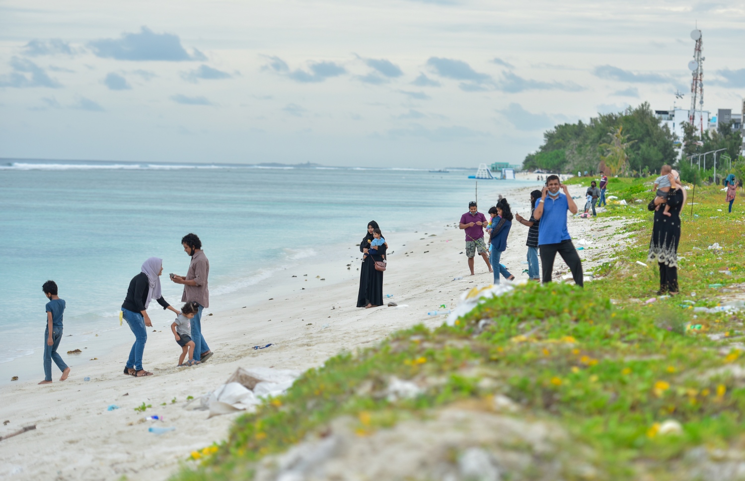 ހުޅުމާލެ: އޮކްޓޫބަރު 2، 2020- ހުޅުމާލޭގެ ދެވަނަ ފިޔަވަހި ބަލައިލަން މިއަދު ހަވީރު ދިޔަ ބަޔަކު ބީޗު ސަރަހައްދުގައި މަޑުކޮށްލައިގެން.---ފޮޓޯ: އަހުމަދު އަވްޝަން/މިހާރު