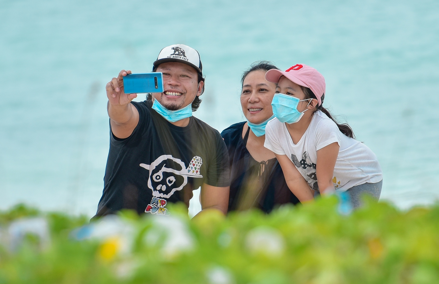 ހުޅުމާލެ: އޮކްޓޫބަރު 2، 2020- ހުޅުމާލޭގެ ދެވަނަ ފިޔަވަހި ބަލައިލަން މިއަދު ހަވީރު ދިޔަ ބިދޭސީ އާއިލާއަކުން ބީޗު ސަރަހައްދުގައި ސެލްފީއެއް ނަގަނީ.---ފޮޓޯ: އަހުމަދު އަވްޝަން/މިހާރު