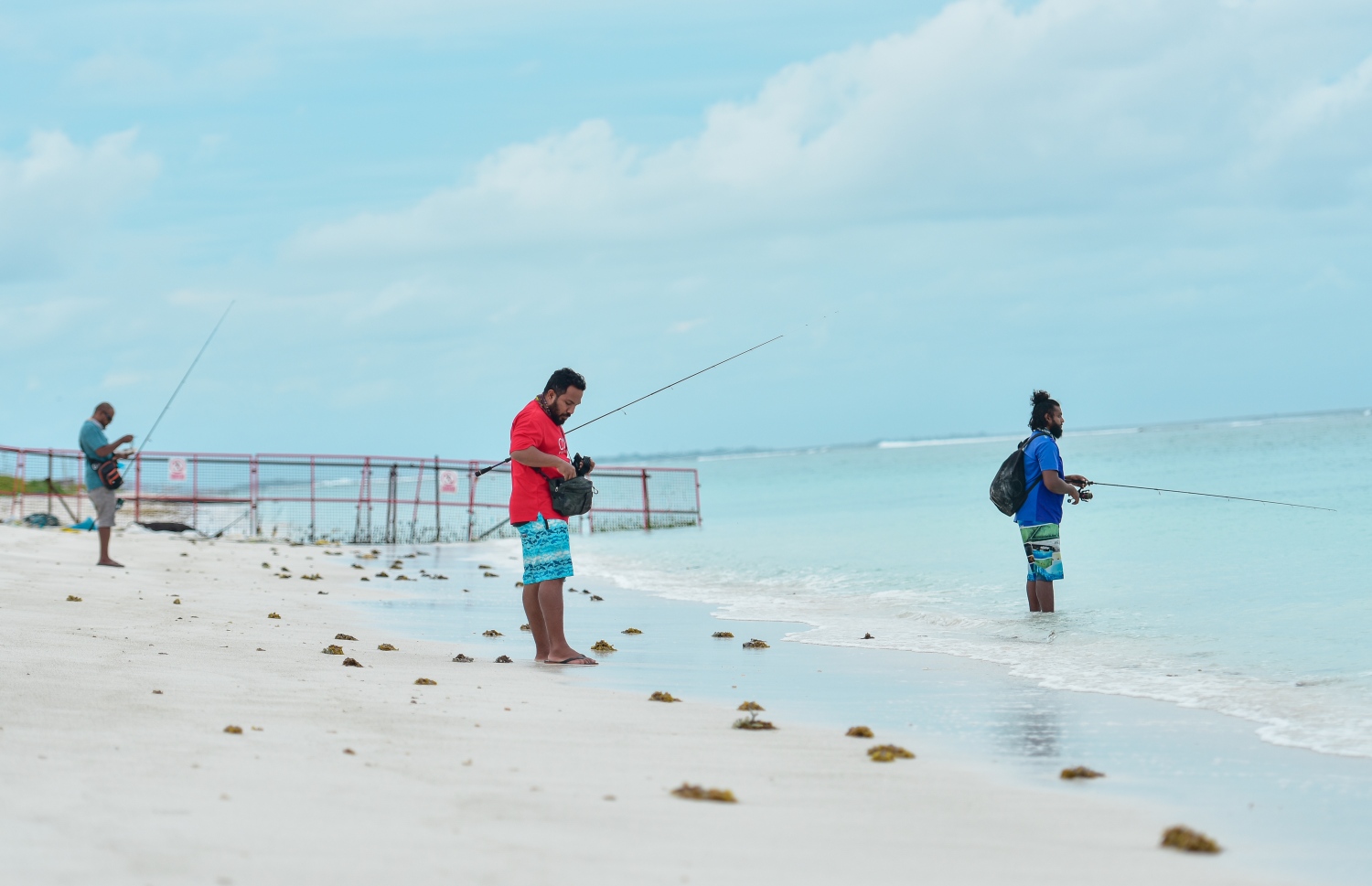 ހުޅުމާލެ: އޮކްޓޫބަރު 2، 2020- ހުޅުމާލޭގެ ދެވަނަ ފިޔަވަހީގެ ބީޗު ސަރަހައްދުގައި މީހަކު މަސް ބާނަނީ.---ފޮޓޯ: އަހުމަދު އަވްޝަން/މިހާރު