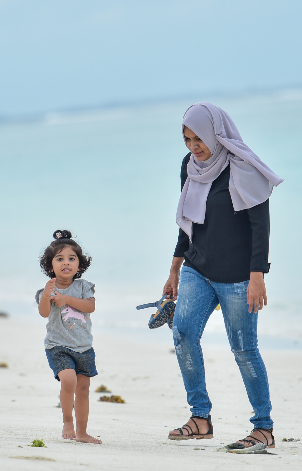 ހުޅުމާލެ: އޮކްޓޫބަރު 2، 2020- ހުޅުމާލޭގެ ދެވަނަ ފިޔަވަހި ބަލައިލަން މިއަދު ހަވީރު ދިޔަ މީހަކު ކުޑަކުއްޖަކު ގޮވައިގެން ބީޗު ސަރަހައްދުގައި ހިނގާލަނީ.---ފޮޓޯ: އަހުމަދު އަވްޝަން/މިހާރު