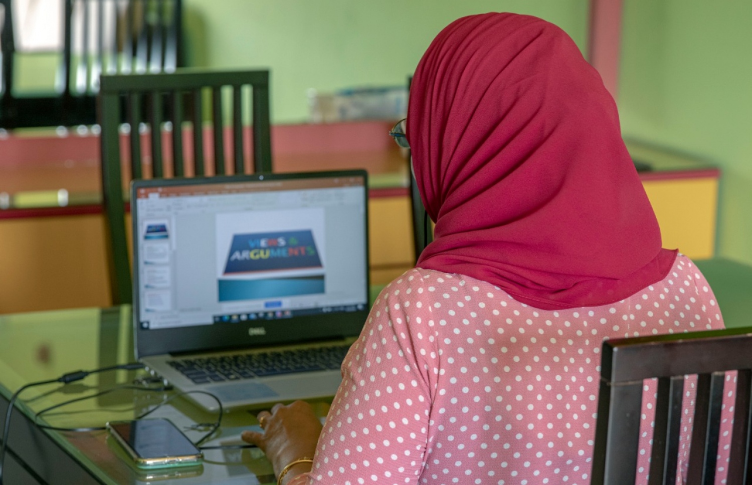 އިސްކަންދަރު ސްކޫލުގެ ޓީޗަރު އާތިކާ، އޮންލައިންކޮށް ދަރިވަރުންނާ ކިިޔަވައިދެނީ.-- ފޮޓޯ: އަބްދުﷲ އައުރާފް/ މިހާރު