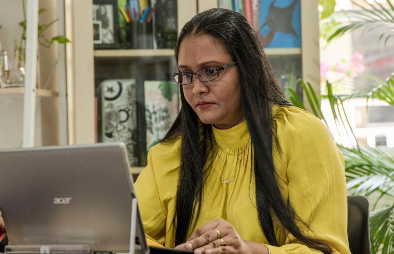 ކަލާފާން ސްކޫލުގެ ޓީޗަރު ސަނާ އޭނާގެ ދަރިވަރުންނަށް ކިޔަވައިދިނުމުގައި: މުޅިން އާ ތަޖުރިބާއެއް -- ފޮޓޯ: އަބްދުﷲ އައުރާފް/ މިހާރު