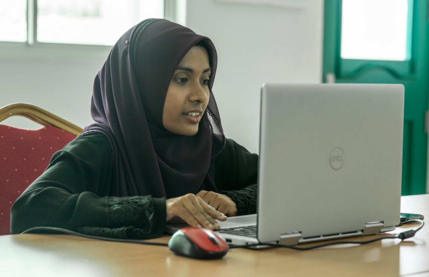 އަމީނިއްޔާ ސްކޫލުގެ ޓީޗަރު ތޯހިރާ، އޮންލައިން ކޮށް ދަރިވަރުންނަށް ކިޔަވައިދެނީ.-- ފޮޓޯ: އަބްދުﷲ އައުރާފް/ މިހާރު