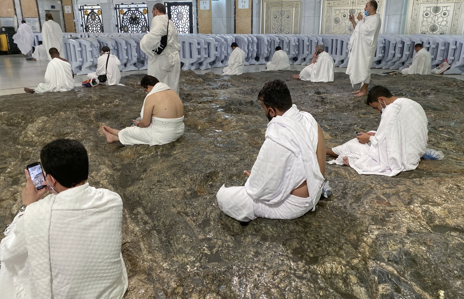 މައްކާ - އޮކްޓޯބަރު 4، 2020: މައްކާގެ މާތްވެގެންވާ ހަރަމްފުޅު އާއްމުންނަށް ބަންދުކުރިތާ ހަތް މަސް ފަހުން، މަދު ބަޔަކާ އެކު އުމްރާގެ އަޅުކަން އަދާކުރަން ހުޅުވާލުމާ އެކު އަޅުކަން ކުރަނީ: ފުރަތަމަ ފިޔަވަހީގައި ހުއްދަ ދޭނީ ދުވާލަކު 6،000 މީހުން އުމްރާ ކުރުމަށް. --ފޮޓޯ:އޭއެފްޕީ