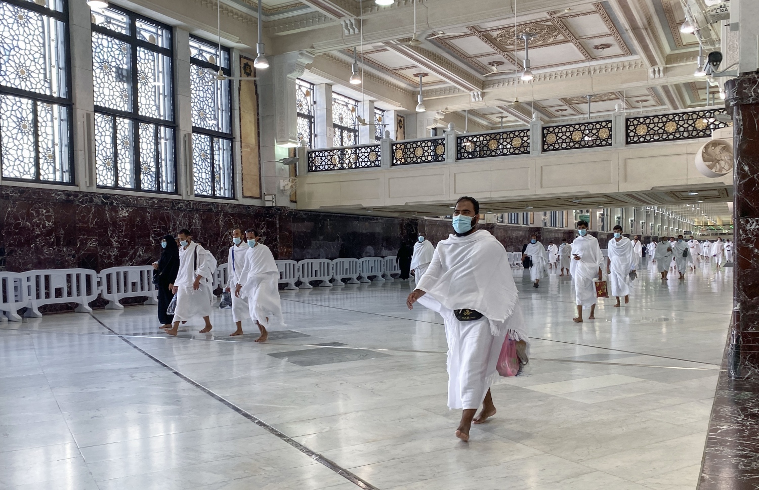 މައްކާ - އޮކްޓޯބަރު 4، 2020: މައްކާގެ މާތްވެގެންވާ ހަރަމްފުޅު އާއްމުންނަށް ބަންދުކުރިތާ ހަތް މަސް ފަހުން، މަދު ބަޔަކާ އެކު އުމްރާގެ އަޅުކަން އަދާކުރަން ހުޅުވާލުމާ އެކު ސައުޔު ކުރަނީ: ފުރަތަމަ ފިޔަވަހީގައި ހުއްދަ ދޭނީ ދުވާލަކު 6،000 މީހުން އުމްރާ ކުރުމަށް. --ފޮޓޯ:އޭއެފްޕީ