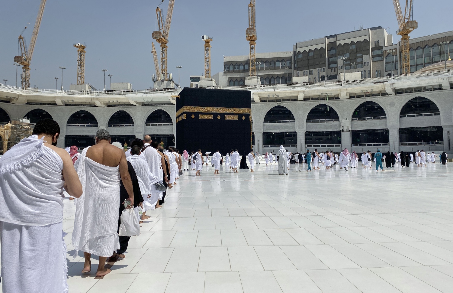 މައްކާ - އޮކްޓޯބަރު 4، 2020: މައްކާގެ މާތްވެގެންވާ ހަރަމްފުޅު އާއްމުންނަށް ބަންދުކުރިތާ ހަތް މަސް ފަހުން، މަދު ބަޔަކާ އެކު އުމްރާގެ އަޅުކަން އަދާކުރަން ހުޅުވާލުމާ އެކު ތަވާފް ކުރަނީ: ފުރަތަމަ ފިޔަވަހީގައި ހުއްދަ ދޭނީ ދުވާލަކު 6،000 މީހުން އުމްރާ ކުރުމަށް. --ފޮޓޯ:އޭއެފްޕީ