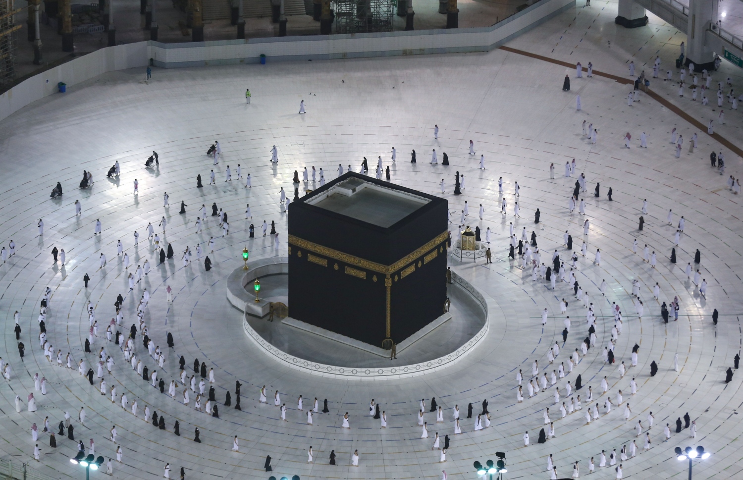 މައްކާ - އޮކްޓޯބަރު 4، 2020: މައްކާގެ މާތްވެގެންވާ ހަރަމްފުޅު އާއްމުންނަށް ބަންދުކުރިތާ ހަތް މަސް ފަހުން، މަދު ބަޔަކާ އެކު އުމްރާގެ އަޅުކަން އަދާކުރަން ހުޅުވާލުމާ އެކު ތަވާފް ކުރަނީ: ހަރަމްފުޅު ހުޅުވާލީ ތިން ފިޔަވައްސަކަށް ބަހާލައިގެން. --ފޮޓޯ:އޭއެފްޕީ