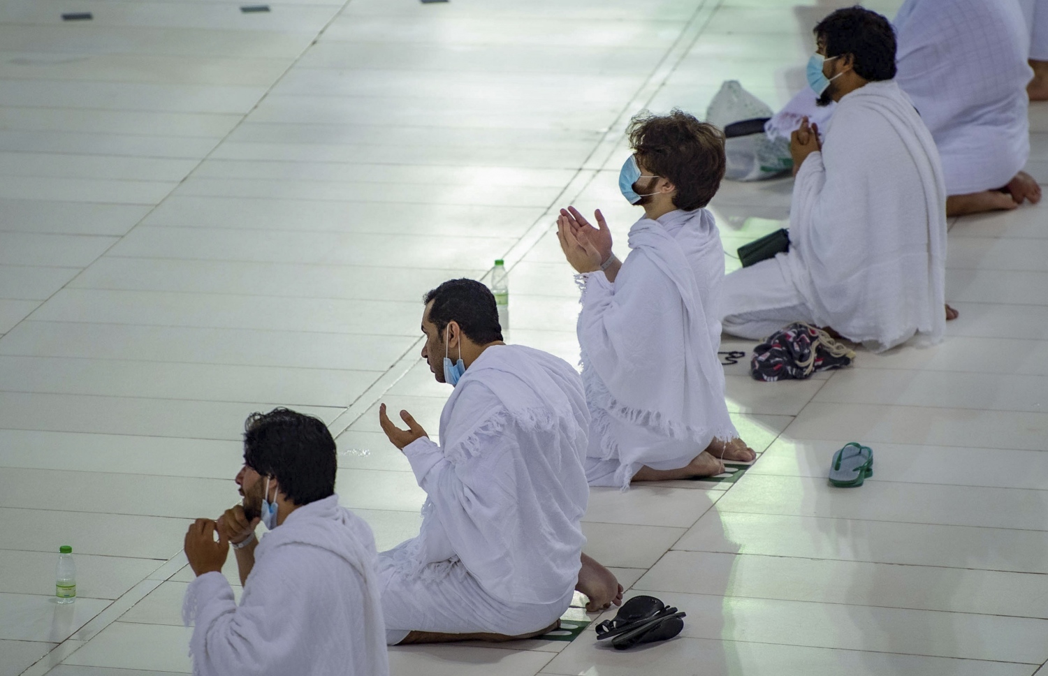 މައްކާ - އޮކްޓޯބަރު 4، 2020: މައްކާގެ މާތްވެގެންވާ ހަރަމްފުޅު އާއްމުންނަށް ބަންދުކުރިތާ ހަތް މަސް ފަހުން، މަދު ބަޔަކާ އެކު އުމްރާގެ އަޅުކަން އަދާކުރަން ހުޅުވާލުމާ އެކު ބަޔަކު ދުއާ ކުރަނީ. --ފޮޓޯ:އޭއެފްޕީ