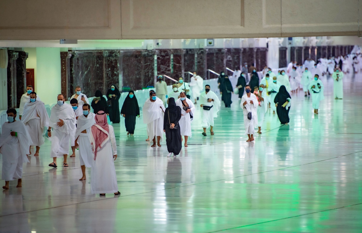 މައްކާ - އޮކްޓޯބަރު 4، 2020: މައްކާގެ މާތްވެގެންވާ ހަރަމްފުޅު އާއްމުންނަށް ބަންދުކުރިތާ ހަތް މަސް ފަހުން، މަދު ބަޔަކާ އެކު އުމްރާގެ އަޅުކަން އަދާކުރަން ހުޅުވާލުމާ އެކު އުމްރާ ކުރަނީ: ހަރަމްފުޅު ހުޅުވާލީ ތިން ފިޔަވައްސަކަށް ބަހާލައިގެން. --ފޮޓޯ:އޭއެފްޕީ