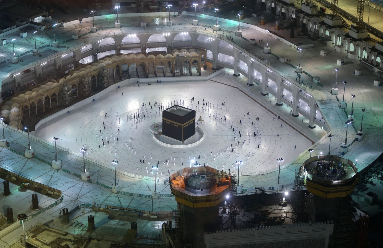 މައްކާ - އޮކްޓޯބަރު 4، 2020: މައްކާގެ މާތްވެގެންވާ ހަރަމްފުޅު އާއްމުންނަށް ބަންދުކުރިތާ ހަތް މަސް ފަހުން، މަދު ބަޔަކާ އެކު އުމްރާގެ އަޅުކަން އަދާކުރަން ހުޅުވާލުމާ އެކު ތަވާފް ކުރަނީ. --ފޮޓޯ:އޭއެފްޕީ