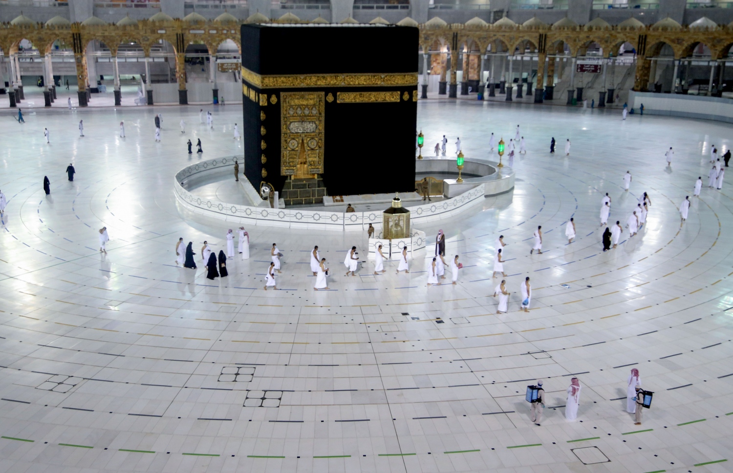 މައްކާ - އޮކްޓޯބަރު 4، 2020: މައްކާގެ މާތްވެގެންވާ ހަރަމްފުޅު އާއްމުންނަށް ބަންދުކުރިތާ ހަތް މަސް ފަހުން، މަދު ބަޔަކާ އެކު އުމްރާގެ އަޅުކަން އަދާކުރަން ހުޅުވާލުމާ އެކު ތަވާފް ކުރަނީ. --ފޮޓޯ:އޭއެފްޕީ