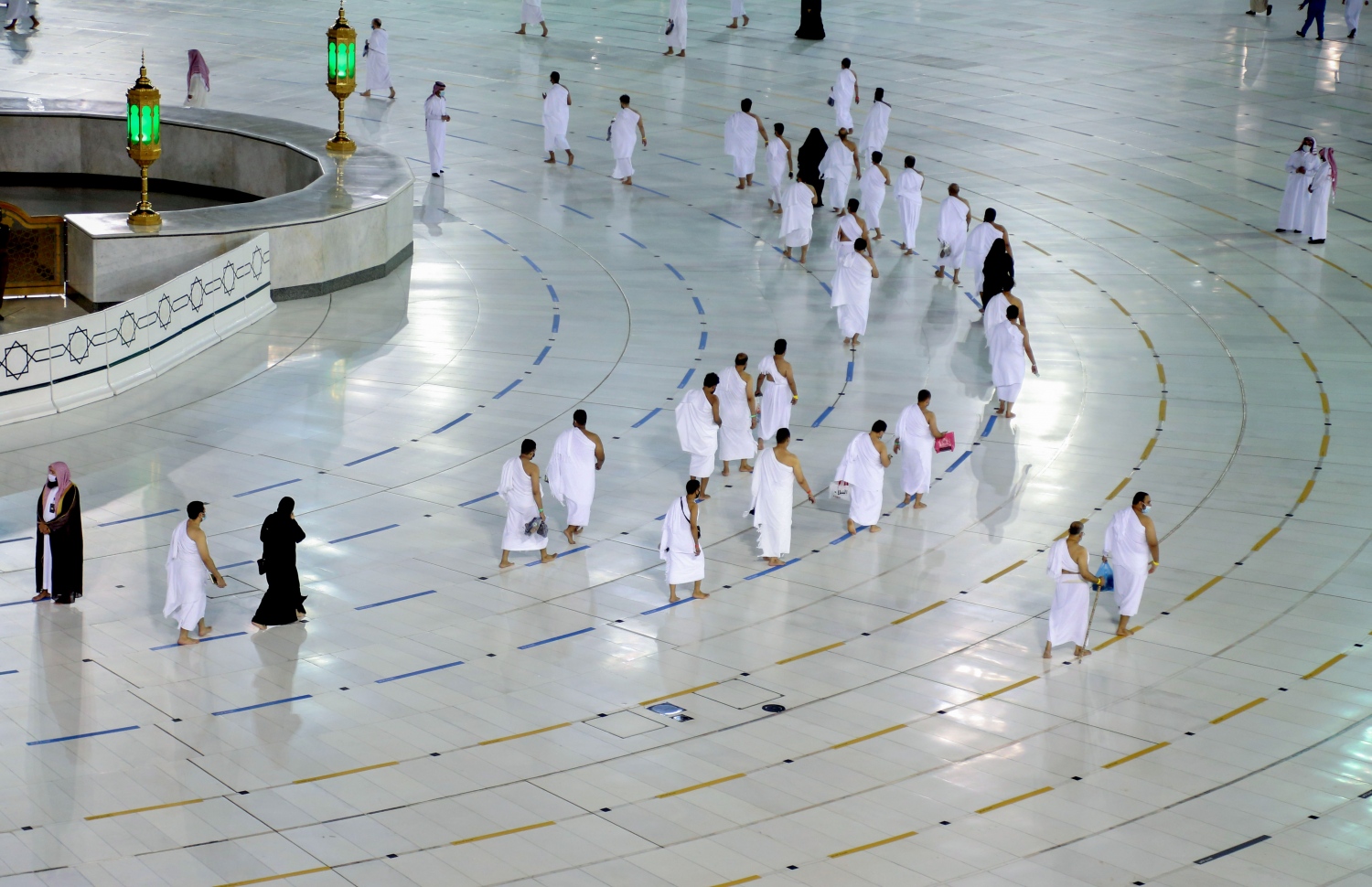 މައްކާ - އޮކްޓޯބަރު 4، 2020: މައްކާގެ މާތްވެގެންވާ ހަރަމްފުޅު އާއްމުންނަށް ބަންދުކުރިތާ ހަތް މަސް ފަހުން، މަދު ބަޔަކާ އެކު އުމްރާގެ އަޅުކަން އަދާކުރަން ހުޅުވާލުމާ އެކު ތަވާފް ކުރަނީ. --ފޮޓޯ:އޭއެފްޕީ