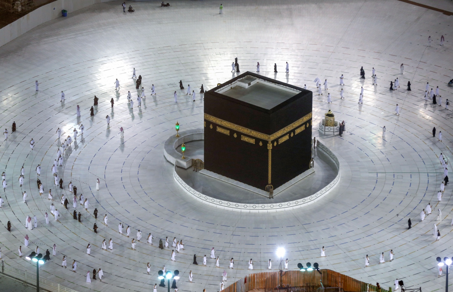 މައްކާ - އޮކްޓޯބަރު 4، 2020: މައްކާގެ މާތްވެގެންވާ ހަރަމްފުޅު އާއްމުންނަށް ބަންދުކުރިތާ ހަތް މަސް ފަހުން، މަދު ބަޔަކާ އެކު އުމްރާގެ އަޅުކަން އަދާކުރަން ހުޅުވާލުމާ އެކު ތަވާފް ކުރަނީ. --ފޮޓޯ:އޭއެފްޕީ