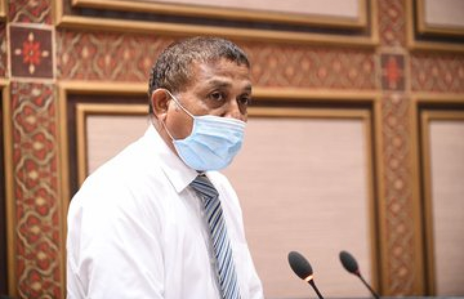 ހެލްތު މިނިސްޓްރީ ހިންގުމާ ހަވާލުވެ ހުންނެވި މިނިސްޓަރު އަސްލަމް، ރައްޔިތުންގެ މަޖިލިހަށް ޖަވާބުދާރީވެވަޑައިގަންނަވަނީ.---ފޮޓޯ: މަޖިލިސް