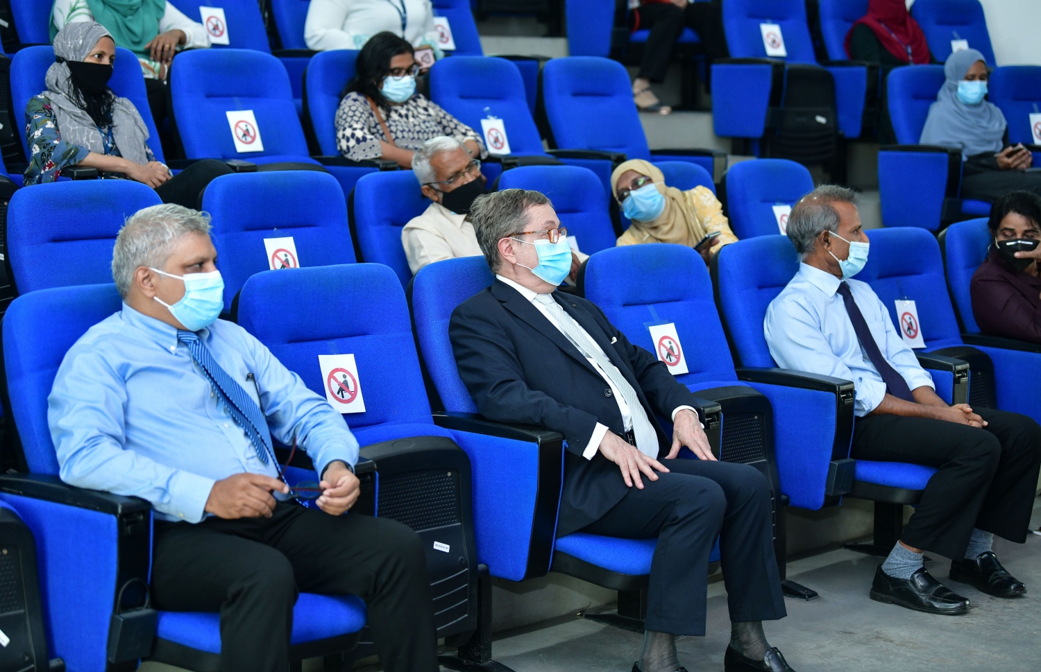 ހެލްތު އިމަޖެންސީ ރިސްކް ކޮމްޕްލަޔަންސް ޕްރޮގްރާމް ހިންގުމަށް ސޮއިކުރުމަށް ބޭއްވި ރަސްމިއްޔާތުގައި އެ ޔުނިވާސިޓީ އަދި އައިފެކްގެ އިސްވެރިން ބައިވެރިވެވަޑައިގަންނަވަނީ-- ފޮޓޯ: ނިޝާން އަލީ/ މިހާރު