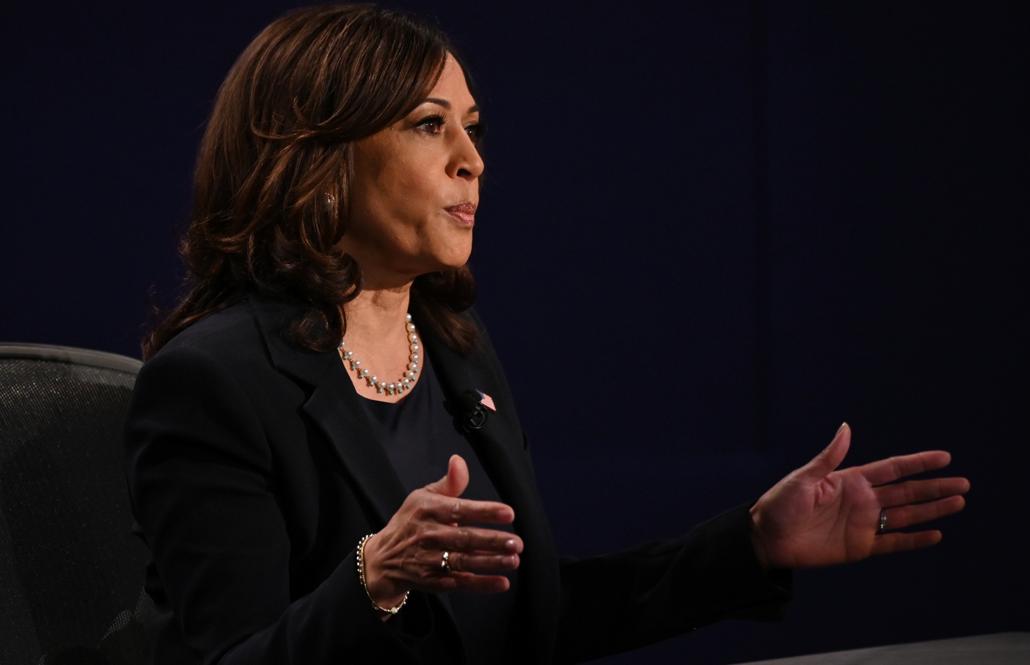 ކެލިފޯނިއާ ސެނެޓަރު ހެރިސް ރިޔާސީ ބަހުސްގައި ވާހަކަ ދައްކަވަނީ. --ފޮޓޯ؛އޭއެފްޕީ