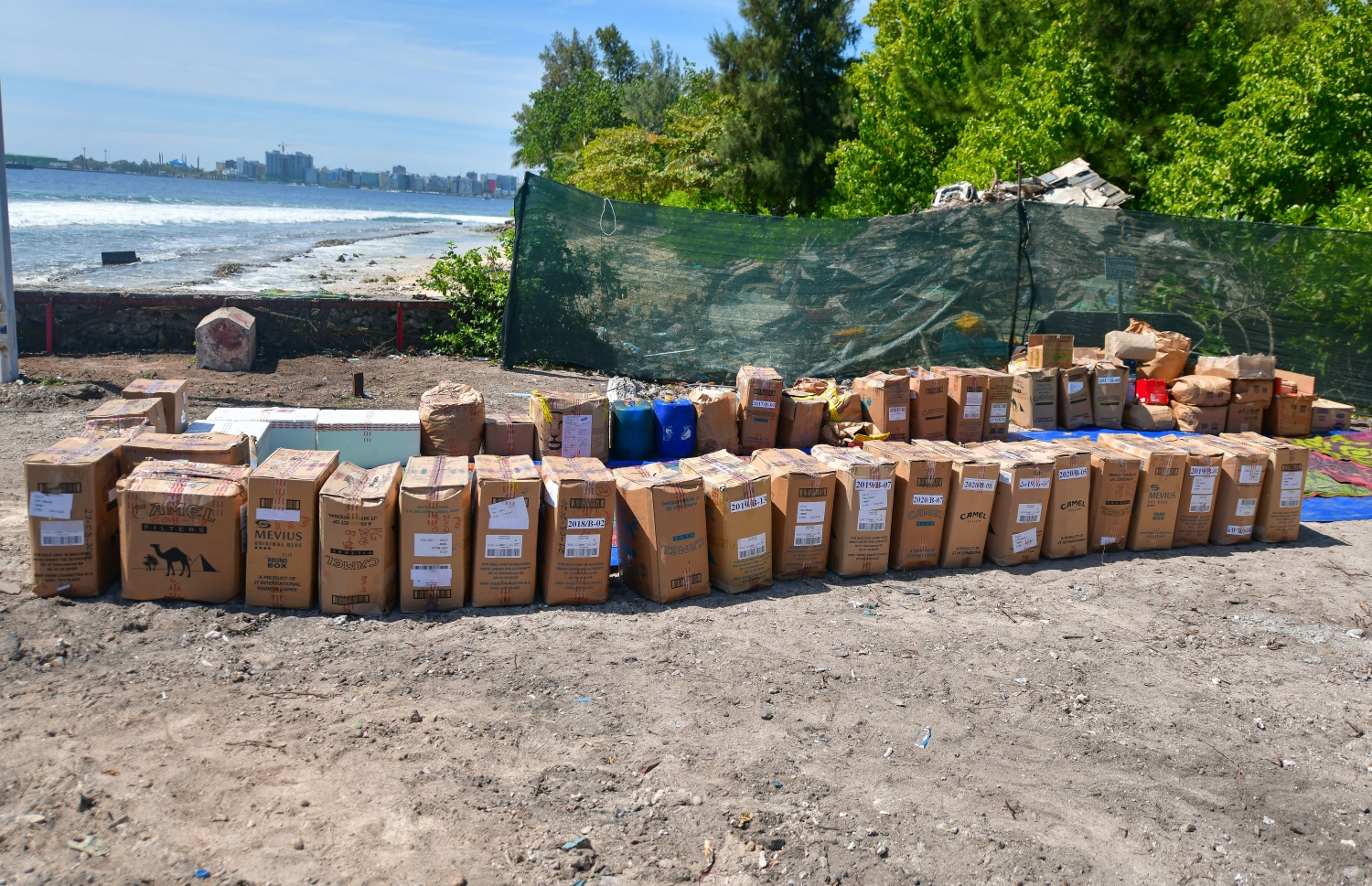 ދޫނިދޫ: އޮކްޓޫބަރު 8، 2020- ފުލުހުންގެ ބެލުމުގެ ދަށުގައި ހުރި 300 ކިލޯ އަށް ވުރެ ގިނަ މަސްތުވާތަކެތި ނައްތައިލުމުގެ ކުރިން އެންމެންނަށް ފެންނަ ގޮތަށް ބަހައްޓާފައި.--- ފޮޓޯ: އަހުމަދު އަވްޝަން/މިހާރު