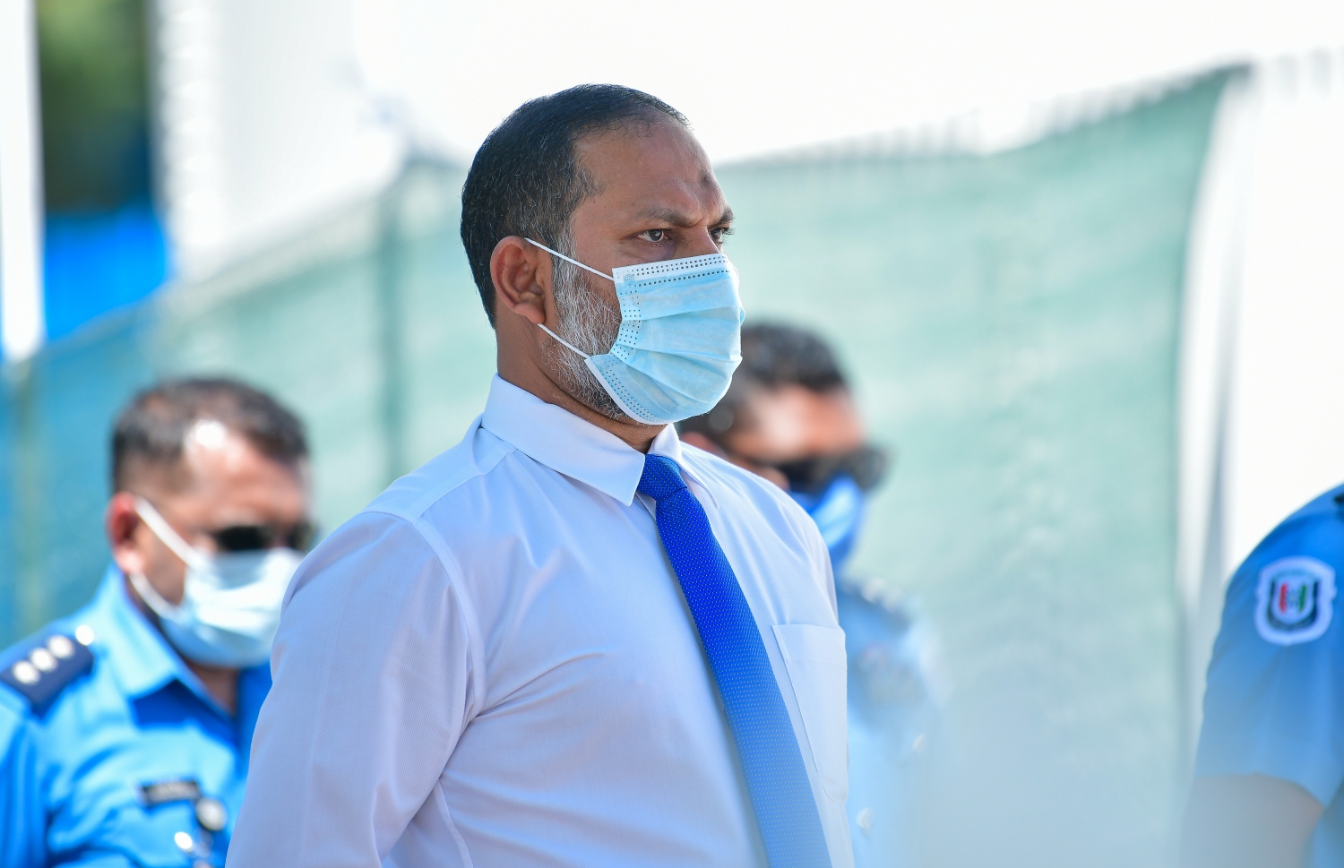 ފުލުހުން ބޭއްވި ހަފްލާއެއްގައި ހޯމް މިނިސްޓަރު އިމްރާން އަބްދުﷲ ބައިވެރިވެވަޑައިގަންނަވަނީ. ކުރީގެ އެސިސްޓެންޓް ކޮމިޝަނާ އޮފް ޕޮލިސް އަބްދުﷲ ފައިރޫޝް ރިޓަޔާކުރުމުގެ ފުރުސަތު ދެއްވުމުން އެމްޑީޕީގެ ޗެއާޕާސަން ހަސަން ލަތީފު އިމްރާނަށް ފާޑުވިދާޅުވި. ފޮޓޯ: އަހްމަދު އަވްޝަން އިލްޔާސް/މިހާރު