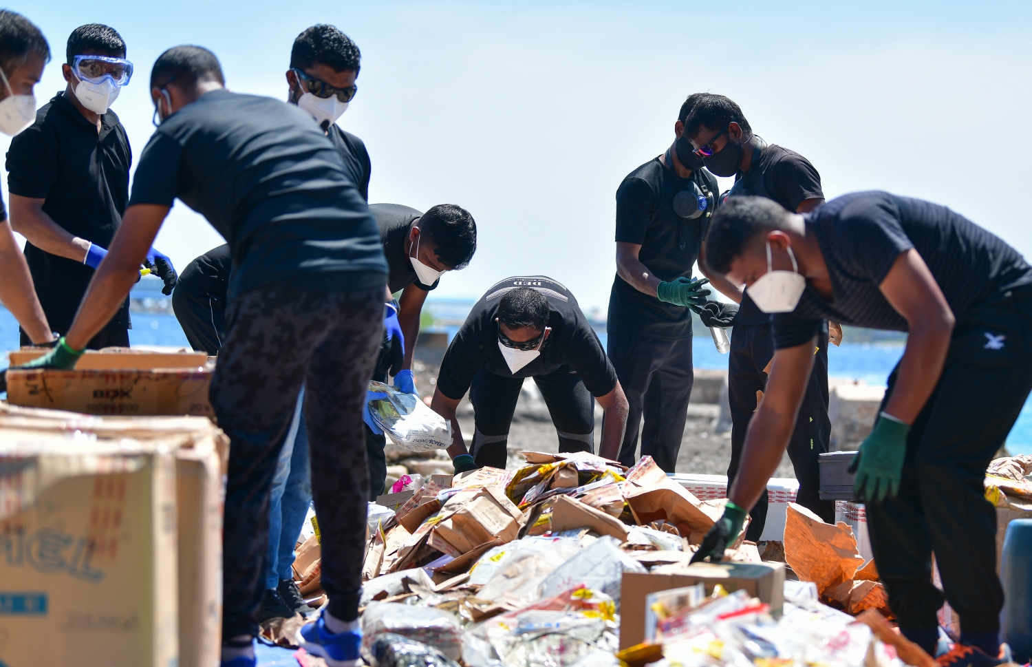 ދޫނިދޫ: އޮކްޓޫބަރު 8، 2020- ފުލުހުންގެ ބެލުމުގެ ދަށުގައި ހުރި 300 ކިލޯ އަށް ވުރެ ގިނަ މަސްތުވާތަކެތި ނައްތައިލުމަށް ފުލުހުން މިއަދު ހަރަކާތްތެރި ވަނީ.--- ފޮޓޯ: އަހުމަދު އަވްޝަން/މިހާރު