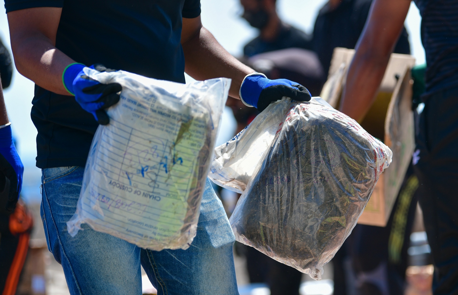 ދޫނިދޫ: އޮކްޓޫބަރު 8، 2020- ފުލުހުންގެ ބެލުމުގެ ދަށުގައި ހުރި 300 ކިލޯ އަށް ވުރެ ގިނަ މަސްތުވާތަކެތި ނައްތައިލުމަށް ފުލުހުން މިއަދު ހަރަކާތްތެރި ވަނީ.--- ފޮޓޯ: އަހުމަދު އަވްޝަން/މިހާރު