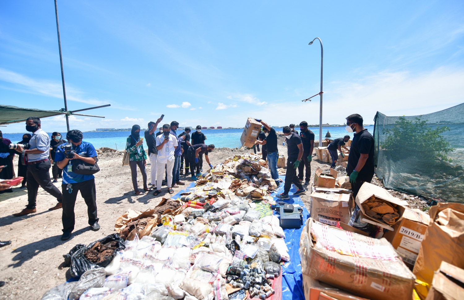 ދޫނިދޫ: އޮކްޓޫބަރު 8، 2020- ފުލުހުންގެ ބެލުމުގެ ދަށުގައި ހުރި 300 ކިލޯ އަށް ވުރެ ގިނަ މަސްތުވާތަކެތި ނައްތައިލުމަށް ފުލުހުން މިއަދު ހަރަކާތްތެރި ވަނީ.--- ފޮޓޯ: އަހުމަދު އަވްޝަން/މިހާރު