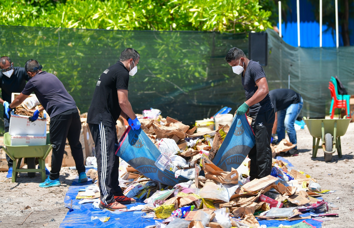 ދޫނިދޫ: އޮކްޓޫބަރު 8، 2020- ފުލުހުންގެ ބެލުމުގެ ދަށުގައި ހުރި 300 ކިލޯ އަށް ވުރެ ގިނަ މަސްތުވާތަކެތި ނައްތައިލުމަށް ފުލުހުން މިއަދު ހަރަކާތްތެރި ވަނީ.--- ފޮޓޯ: އަހުމަދު އަވްޝަން/މިހާރު