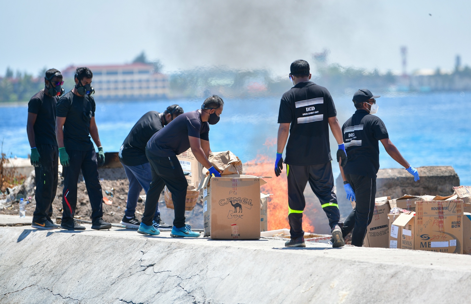 ދޫނިދޫ: އޮކްޓޫބަރު 8، 2020- ފުލުހުންގެ ބެލުމުގެ ދަށުގައި ހުރި 300 ކިލޯ އަށް ވުރެ ގިނަ މަސްތުވާތަކެތި މިއަދު ނައްތާލުމަށް ވަޅުގަނޑެއް ކޮނުމަށް ފަހު އޭގެ ތެރެއަށް އަޅަނީ.--- ފޮޓޯ: އަހުމަދު އަވްޝަން/މިހާރު